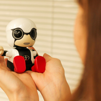 手ひらサイズのコミュニケーションパートナー「KIROBO mini(キロボ ミニ)」が発売