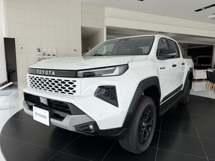 新型ハイラックスも展示車あります。